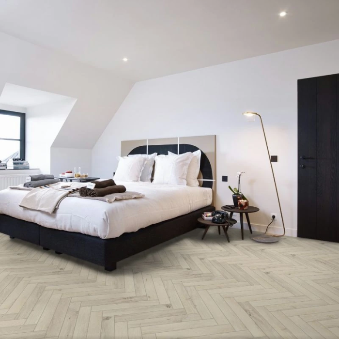 Gyant Light - BerryAlloc Chateau+ Herringbone Laminate