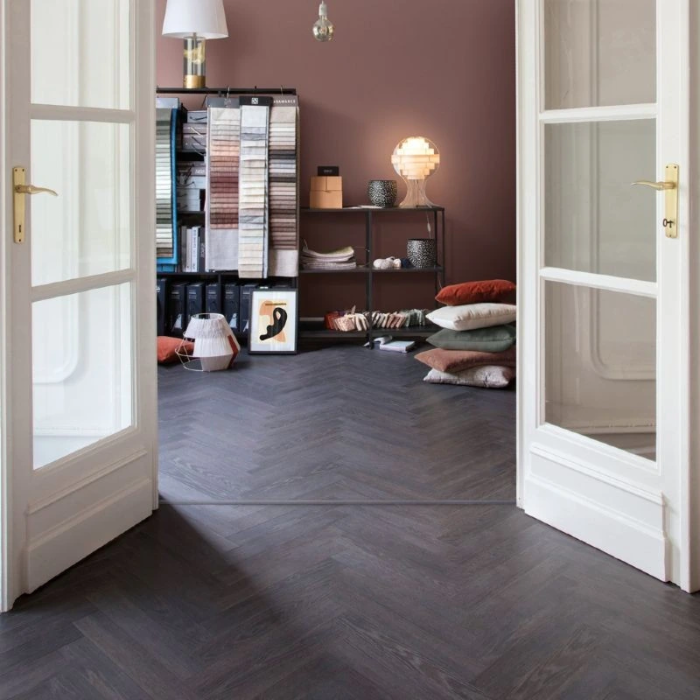 Charme Schwarz - BerryAlloc Chateau+ Laminat Fischgrät